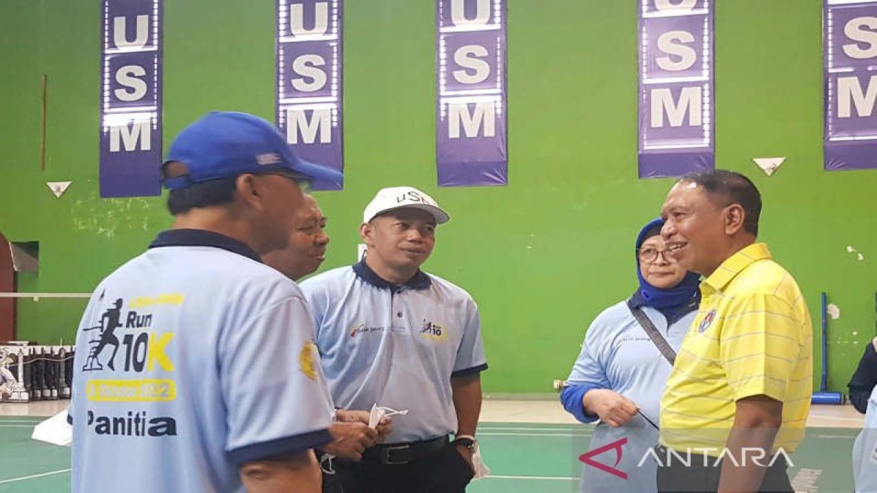 Menpora Zainudin Amali (kanan) berbincang dengan civitas akademika USM di sela kunjungannya di Semarang, Minggu (30/10/2022). (ANTARA/ I.C.Senjaya)