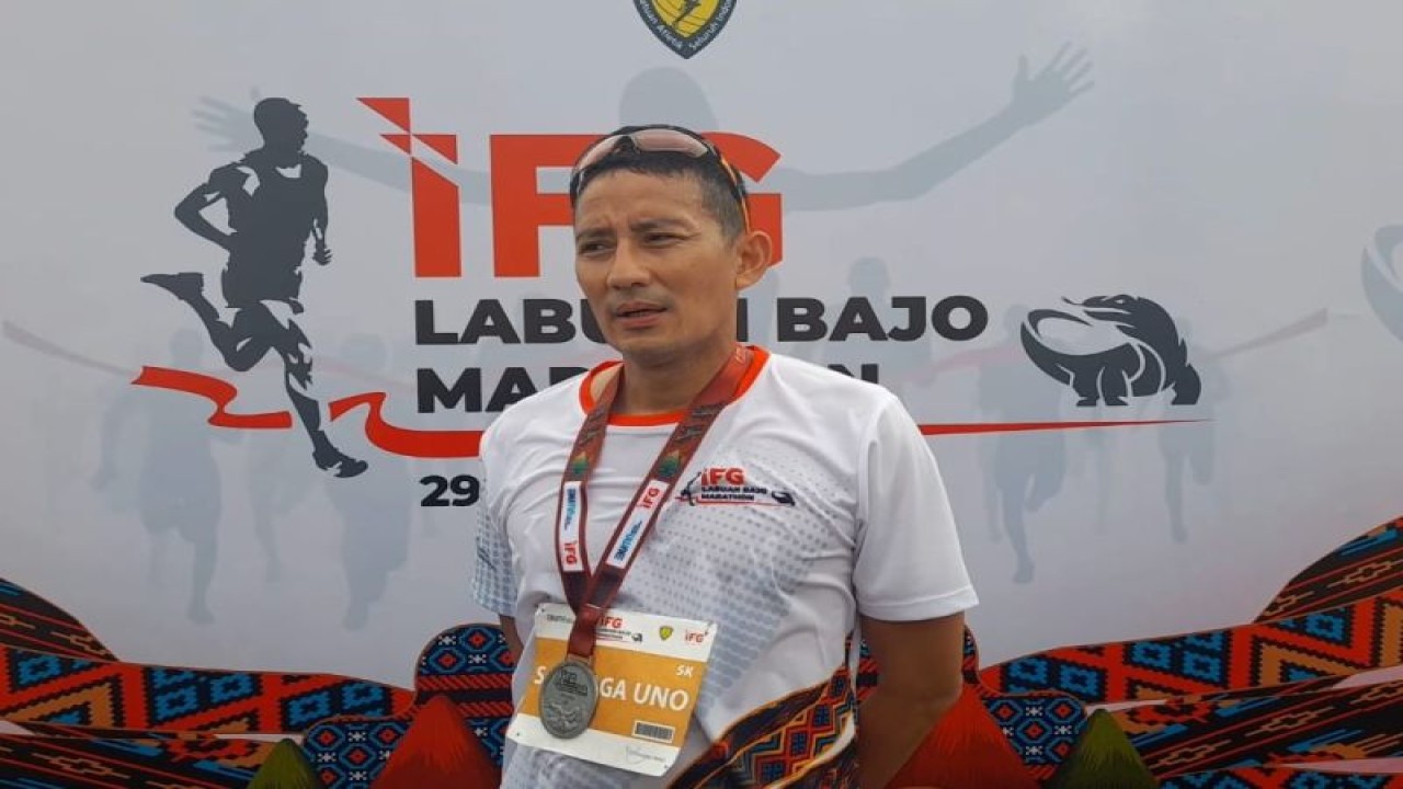 Menteri Pariwisata dan Ekonomi Kreatif Sandiaga Salahuddin Uno usai mengikuti lari maraton kategori 5K IFG Labuan Bajo Marathon di Labuan Bajo, Manggarai Barat, NTT, Sabtu (29/10/2022). (ANTARA/Fransiska Mariana Nuka)