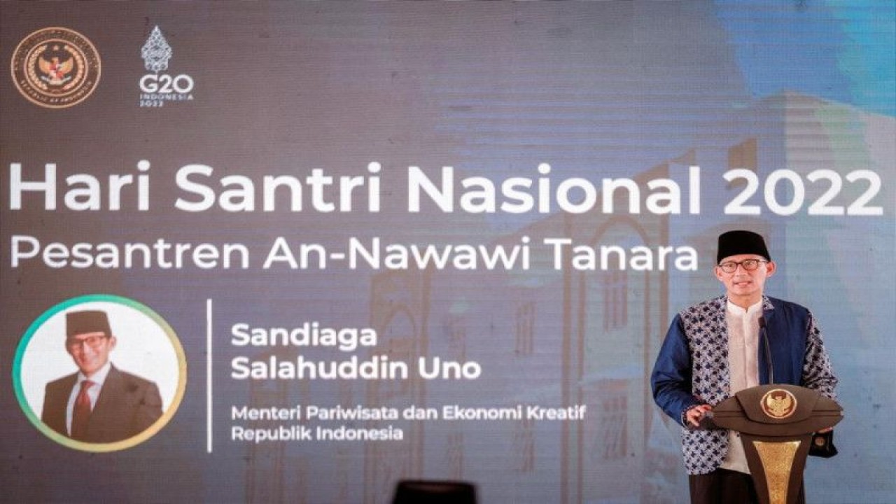 Menteri Pariwisata dan Ekonomi Kreatif Sandiaga Uno saat memberikan sambutan dalam Peringatan Hari Santri Nasional di Pesantren An Nawawi Tanara, Serang, Banten, Jumat (28/10/2022). ANTARA/HO-Kemenparekraf