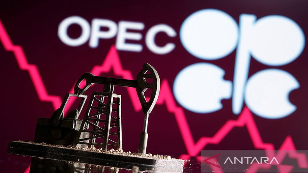 Ilustrasi - Miniatur pompa sumur minyak cetak 3D terlihat di depan grafik stok yang ditampilkan dan logo OPEC (14/4/2020). ANTARA/REUTERS/Dado Ruvic/aa.