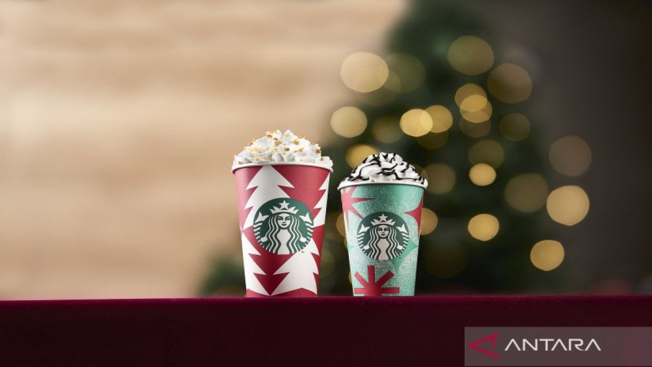 Minuman Starbucks yang disajikan dalam kemasan "holiday cup" spesial. (ANTARA/HO/Starbucks)