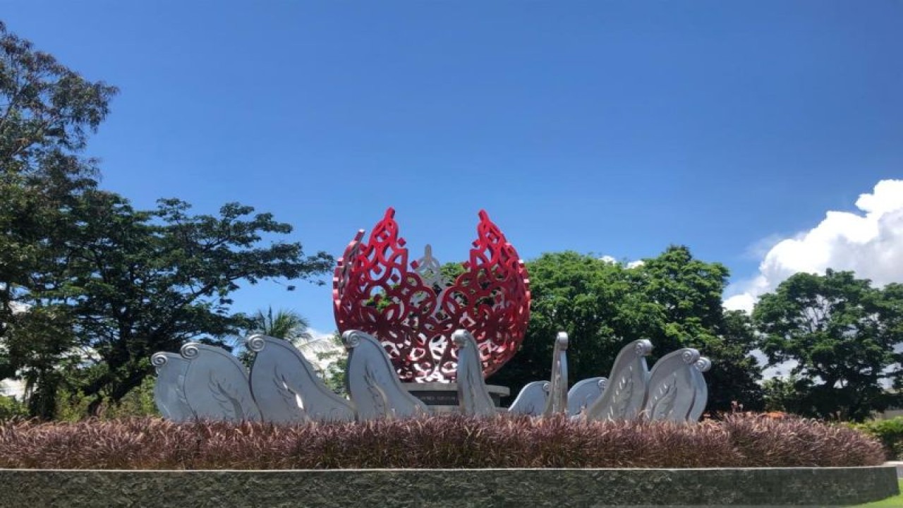 Monumen KTT G20 dengan ukiran nama-nama negara peserta di tengahnya yang dibangun di kawasan Tahura Mangrove, Denpasar, Bali, Minggu (23/10/2022). ANTARA/Ni Putu Putri Muliantari