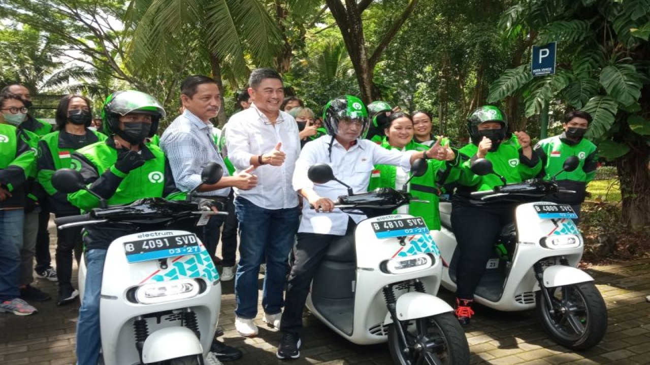 Penyerahan motor listrik oleh Electrum untuk mendukung rangkaian acara KTT G20 di Bali. (Antara/ Muhammad Heriyanto)