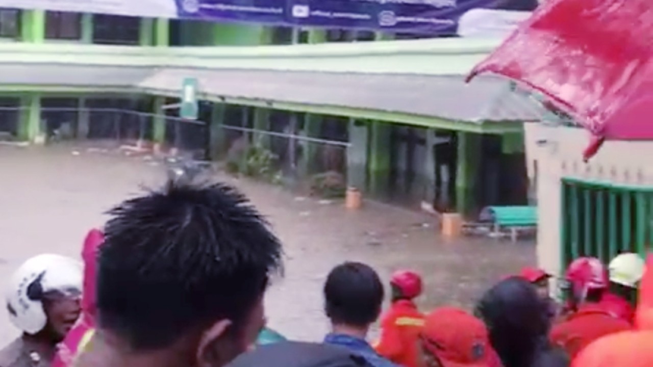 Banjir besar membuat bangunan MTs Pondok Labu roboh dan menelan 2 orang tewas/net