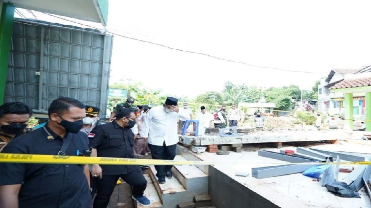 Menteri Agama (Menag) Yaqut Cholil Qoumas pada Jumat (7/10/2022) meninjau MTsN 19, Pondok Labu, Jakarta Selatan, yang roboh akibat diterjang banjir.  (Kemenag)