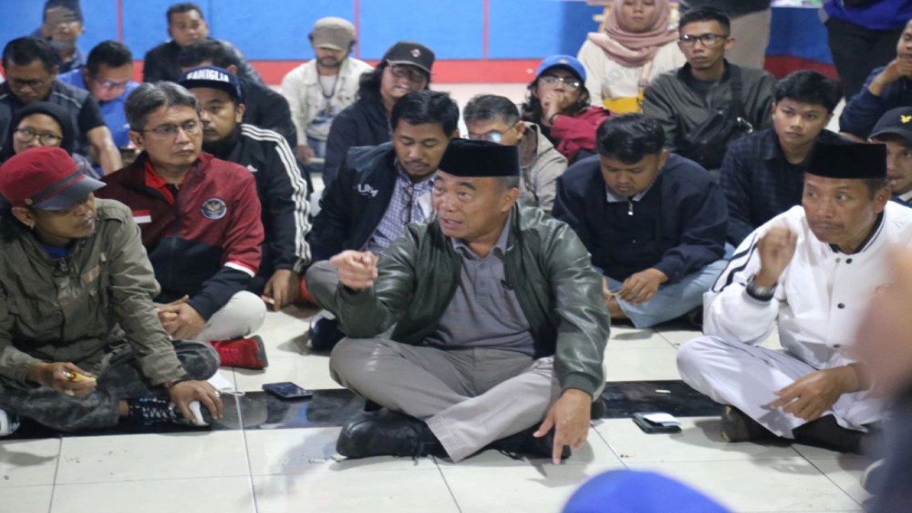 Menko PMK Muhadjir Effendy menemui pendukung Arema FC (Aremania), di Kampus Universitas Muhammadiyah Malang, Jawa Timur, pada Senin (3/10/2022) malam.  (Kemenkopmk)