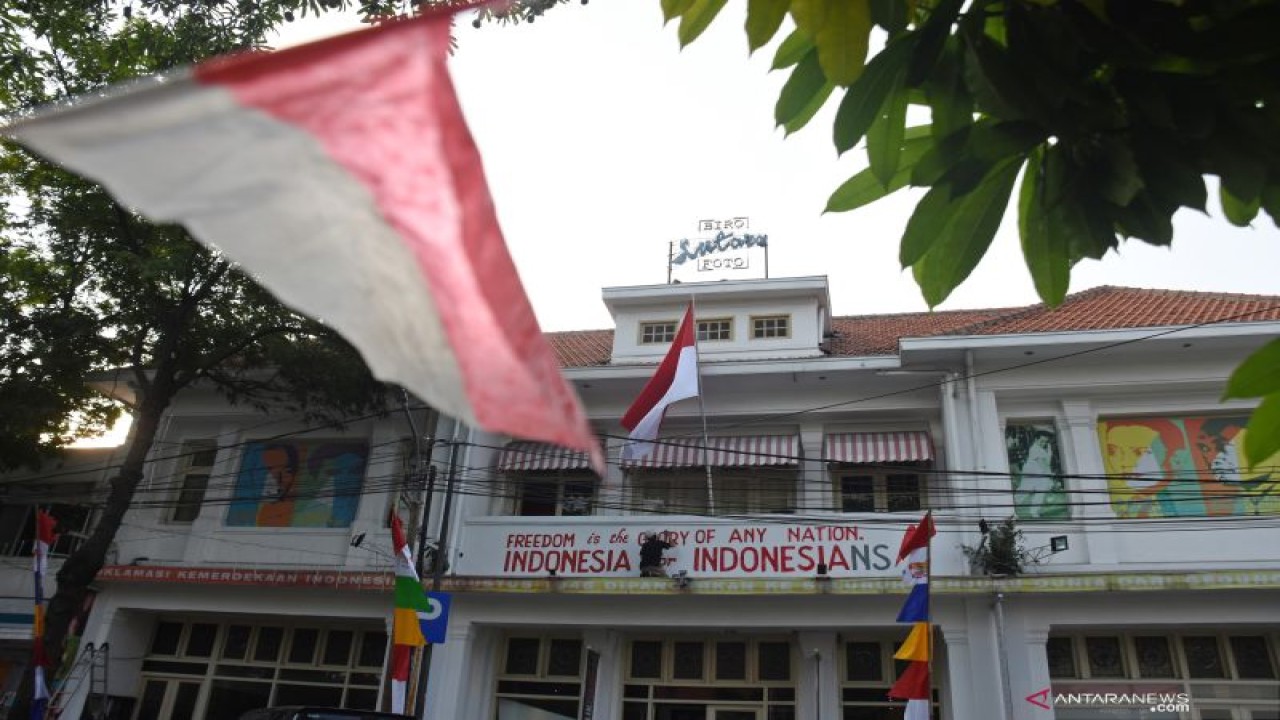 Ilustrasi - Pekerja mengecat gedung Museum dan Galeri Foto Jurnalistik Antara di Pasar Baru, Jakarta, Rabu (14/8/2019). ANTARA FOTO/Indrianto Eko Suwarso/wsj.