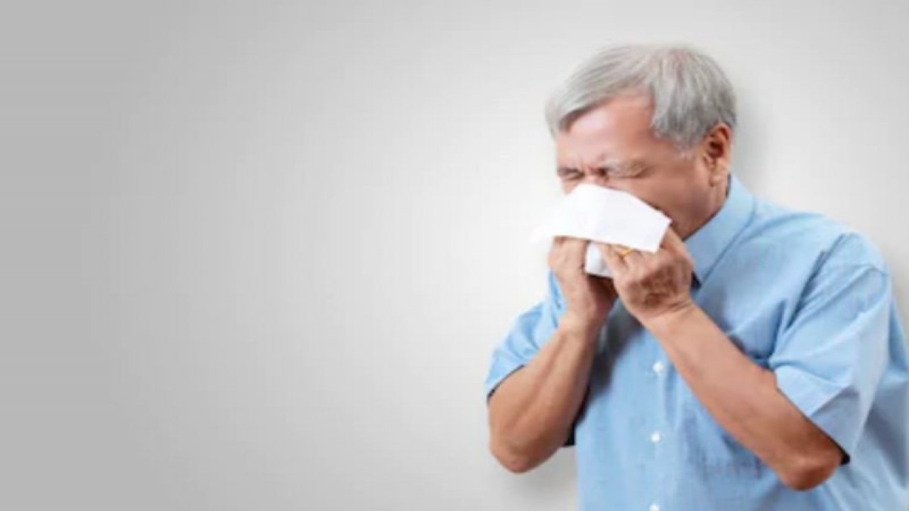 Ilustrasi lansia terkena flu (Shutterstock)