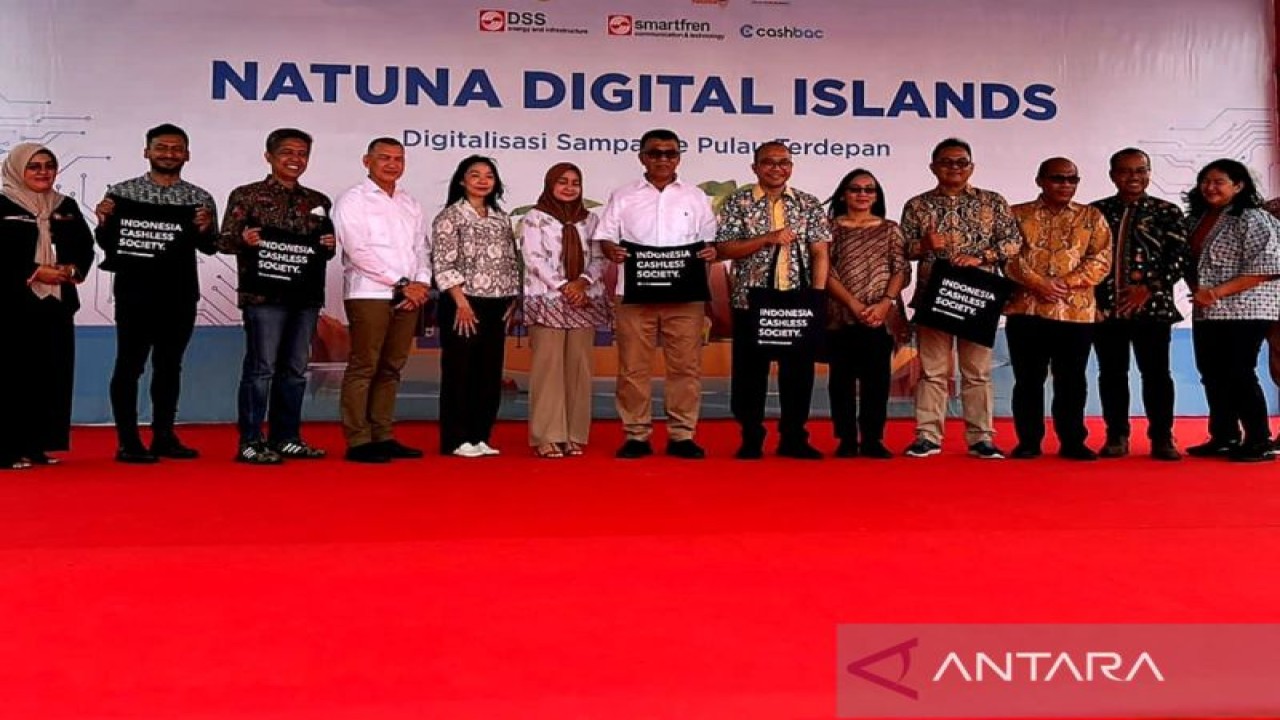 Suasan saat peluncuran program peresmian Natuna Digital Island di Pantai Piwang, Ranai, Natuna, Kepri, Minggu (16/10). (ANTARA/Cherman)