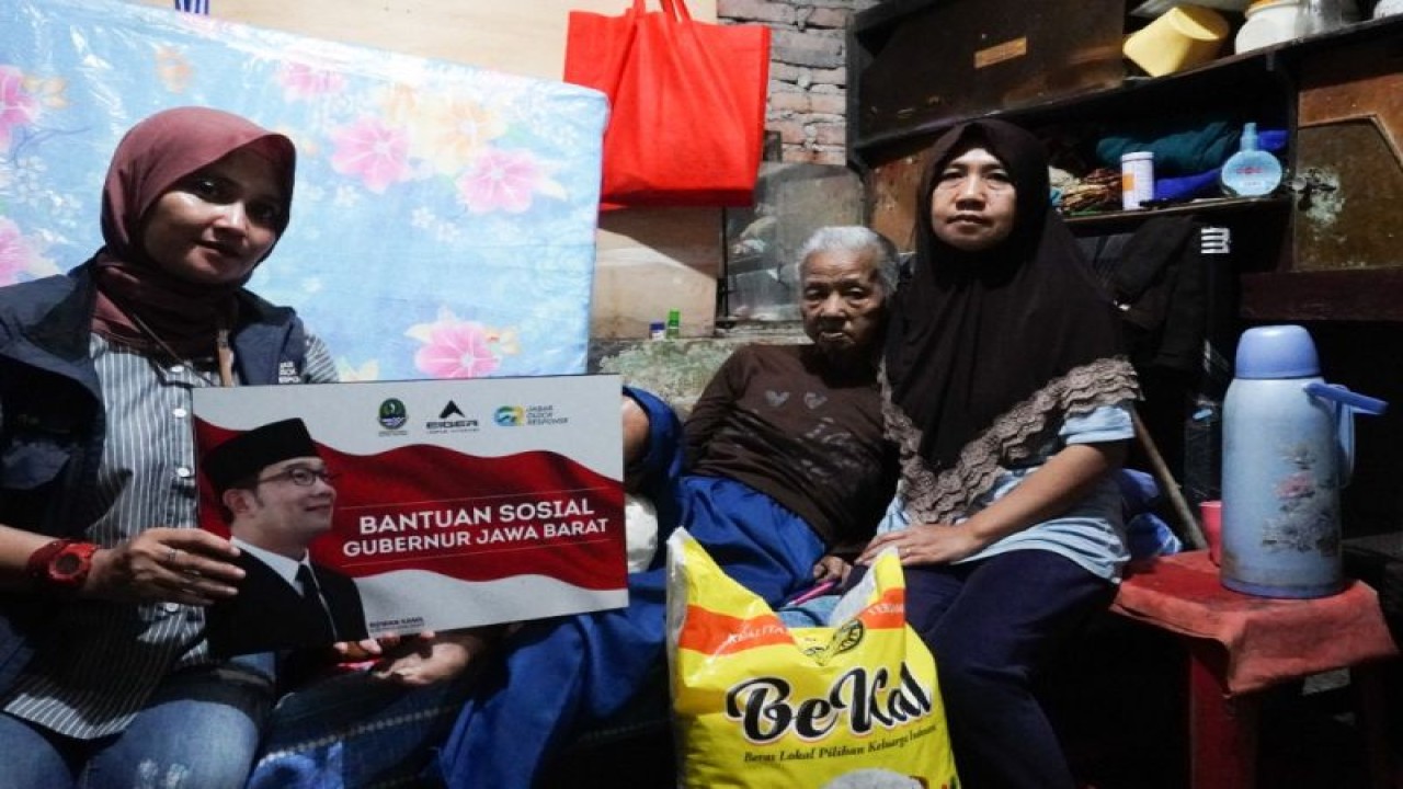 Gubernur Jawa Barat (Jabar) M Ridwan Kamil melalui Tim Kesehatan Unit Tugas Jabar Quick Response (JQR) memberikan santunan berupa uang tunai dan paket sembako kepada Nani Rohaini (70 tahun), seorang nenek yang hidup sebatang kara di Kabupaten Bandung. (ANTARA/HO-Humas Pemda Jabar)