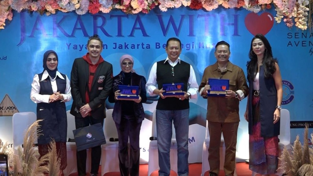 Jakarta With Love, Charity JWL bersama UMKM menghadirkan Ketua MPR RI Bambang Soesatyo, Ketua UMUM DPN Peradi Otto Hasibuan, host sekaligus aktris Devya Linda, dan penyanyi serta entrepreneur Thomas Djorghi. (Istimewa)