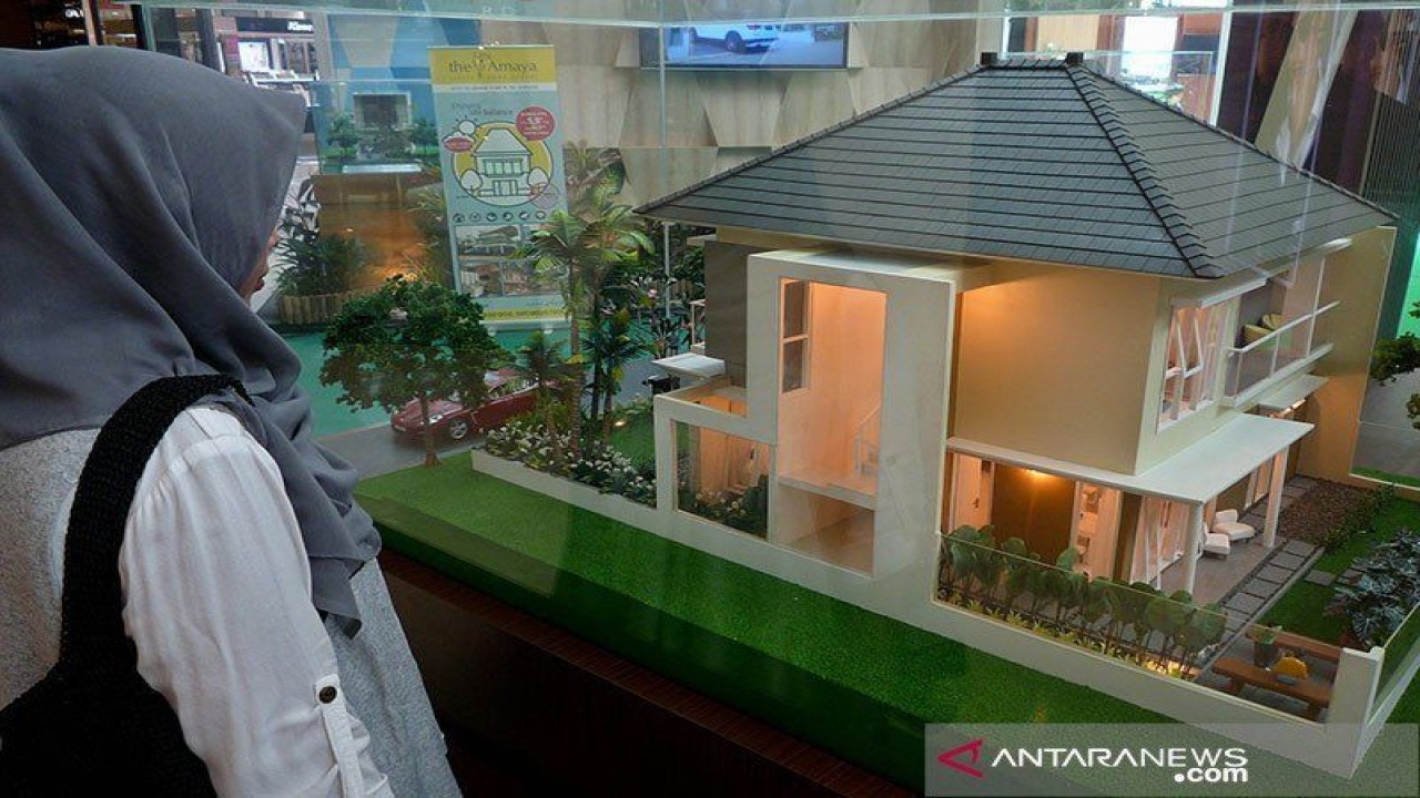 Ilustrasi - Seorang pengunjung mengamati sebuah miniatur rumah saat pameran perumahan Real Estate. ANTARA FOTO/R Rekotomo/kye