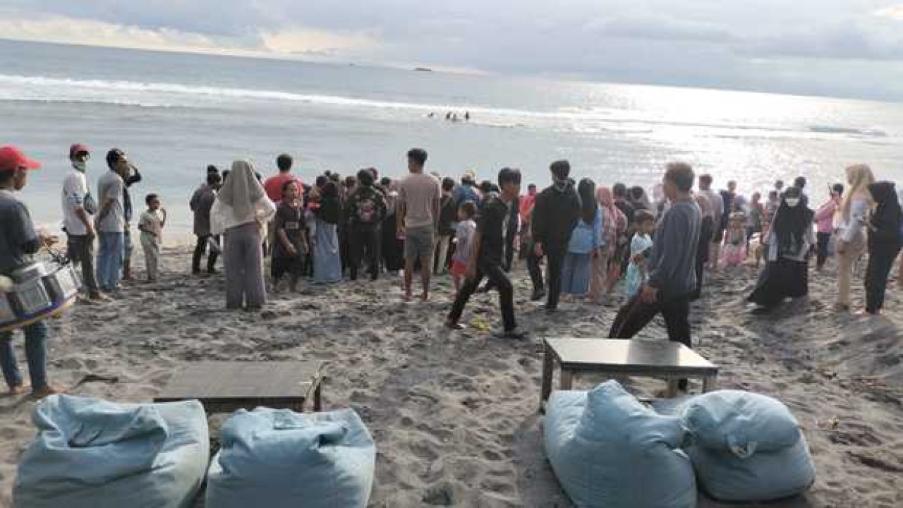 Proses pencarian tiga mahasiswa yang tewas tenggelam di Pantai Klui, Dusun Klui, Desa Malaka, Kabupaten Lombok Utara, NTB. Minggu, 2 Oktober 2022. Foto (Istimewa)