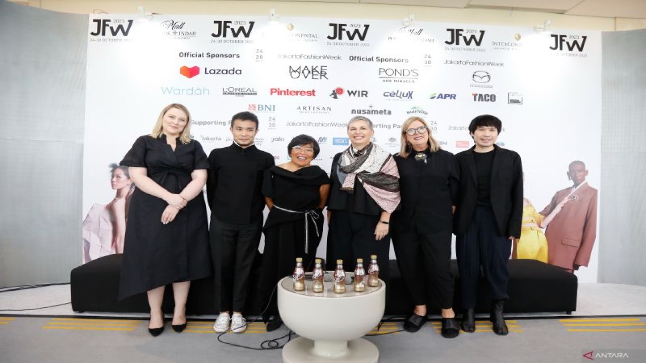 Para desainer dan tim Ngali Australia berfoto bersama usai konferensi pers di Jakarta Fashion Week (JFW) 2023, Oktober 2022. (ANTARA/HO/JFW 2023)