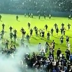 Para penonton di Stadion Kanjuruhan panik dan berlarian menghindari gas air mata-1664789239