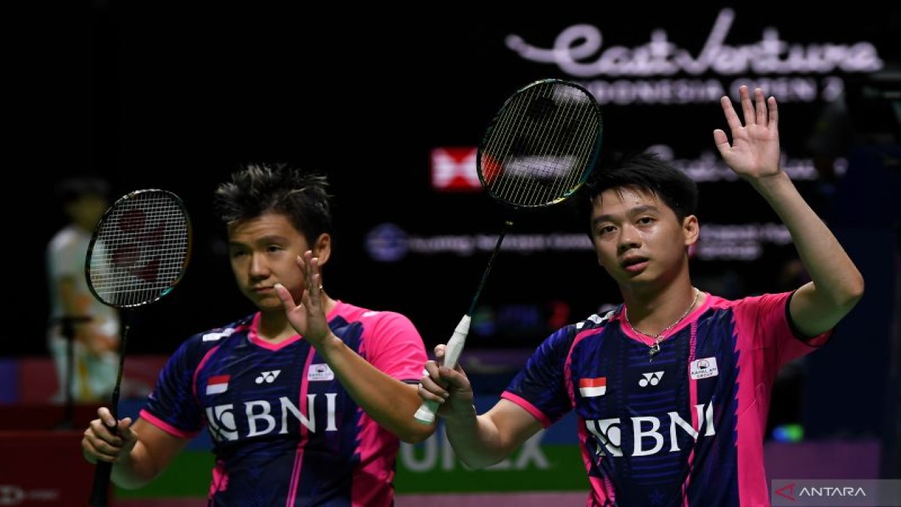 Pebulu tangkis ganda putra Indonesia Kevin Sanjaya Sukamuljo (kanan) dan Marcus Fernaldi Gideon melambaikan tangan usai mengalahkan pebulu tangkis Indonesia Wahyu Nayaka Arya Pangkaryanira/Ade Yusuf Santoso dalam babak 32 besar Indonesia Open 2022 di Istora Senayan, Jakarta, Selasa (14/6/2022). ANTARA FOTO/Sigid Kurniawan/wsj.