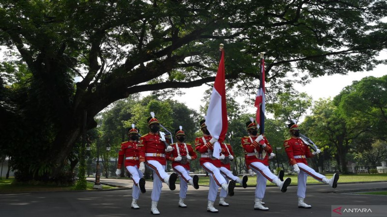 Anggota Paspampres berbaris untuk penyambutan kedatangan para duta besar luar biasa dan berkuasa penuh (LBBP) di Istana Merdeka, Jakarta, Selasa (13/9/2022). . ANTARA FOTO/Sigid Kurniawan/foc (ANTARA FOTO/SIGID KURNIAWAN)