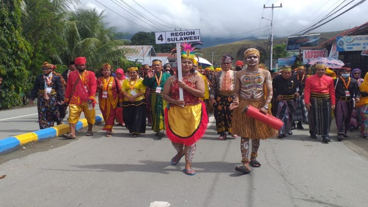 Peserta pawai budaya nasional saat menuju Stadion Barnabas Youwe di Sentani, Kabupaten Jayapura, Provinsi Papua, Senin (24/10/2022) (FOTO ANTARA/HO-Dokumen pribadi panitia KMAN)