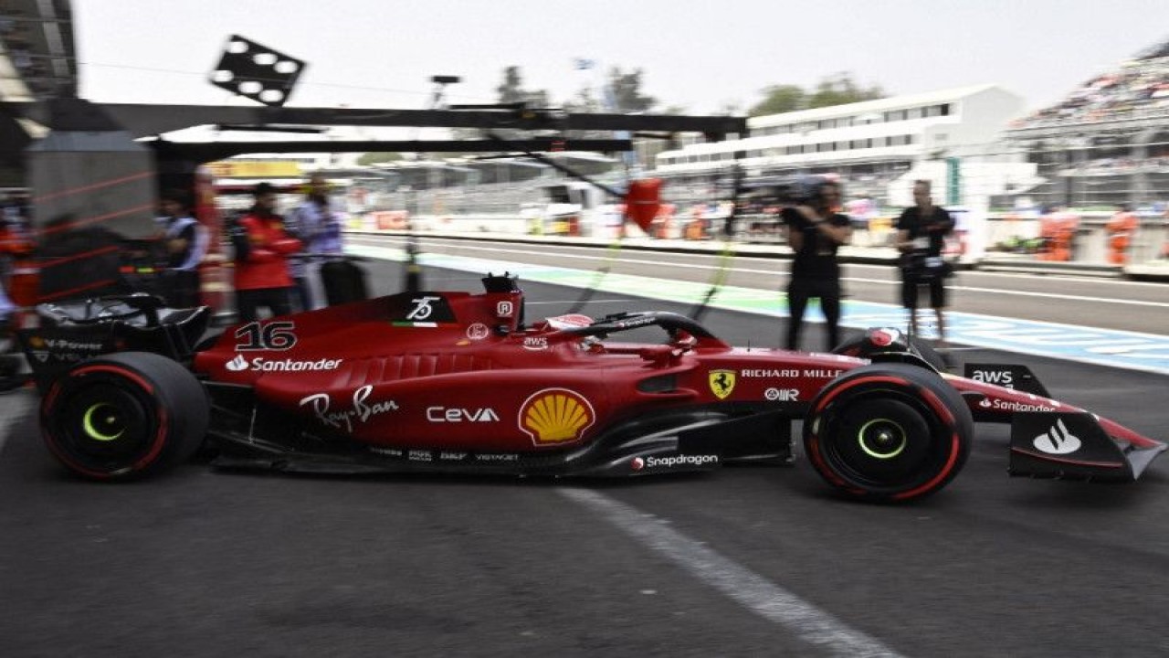 Pebalap Ferrari Charles Leclerc berada di garasi tim Ferrari saat latihan ketiga Grand Prix Meksiko, Sirkuit Hermanos Rodriguez, Mexico City. (29/10/2022) (AFP/ALFREDO ESTRELLA)