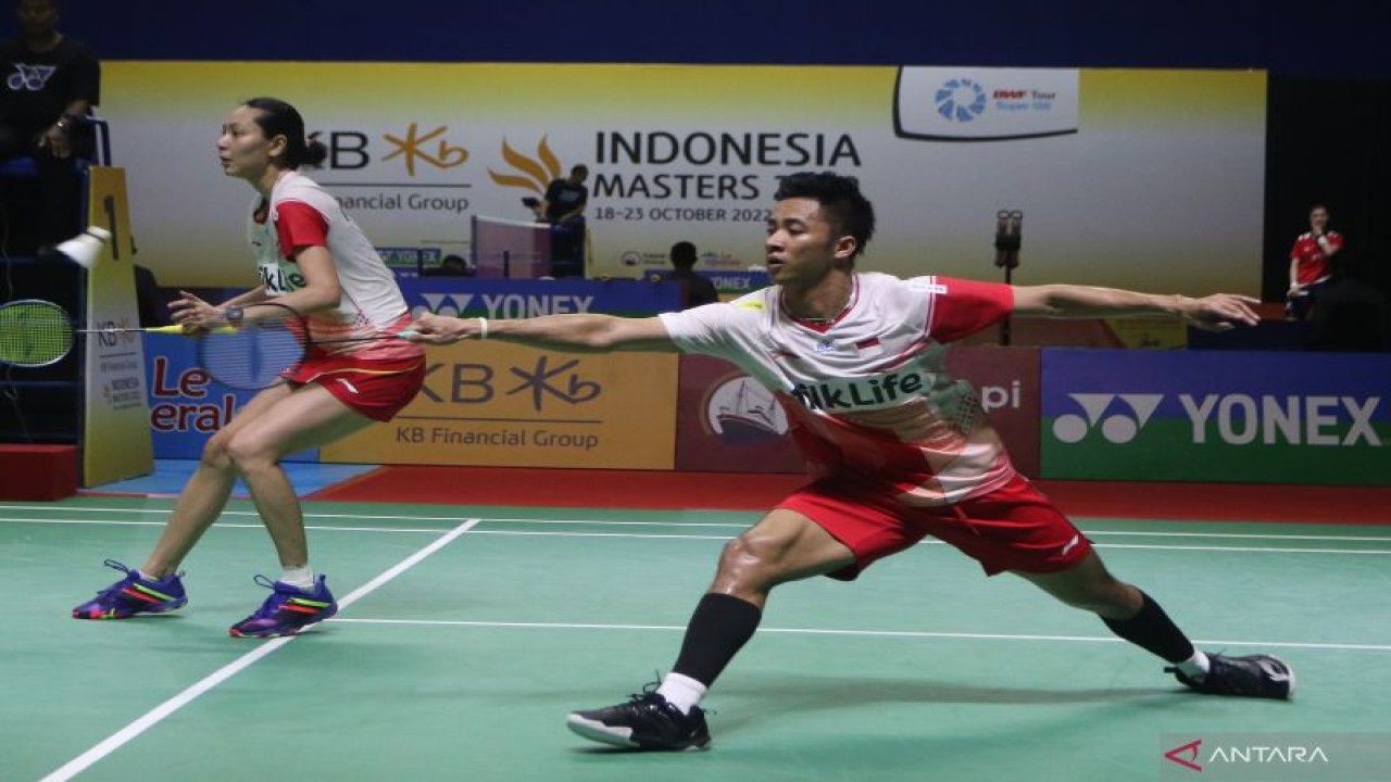 Pebulu tangkis ganda campuran Indonesia Dejan Ferdinansyah (kanan) dan Gloria Emanuelle Widjaja (kiri) ANTARA FOTO/Ari Bowo Sucipto/nym.