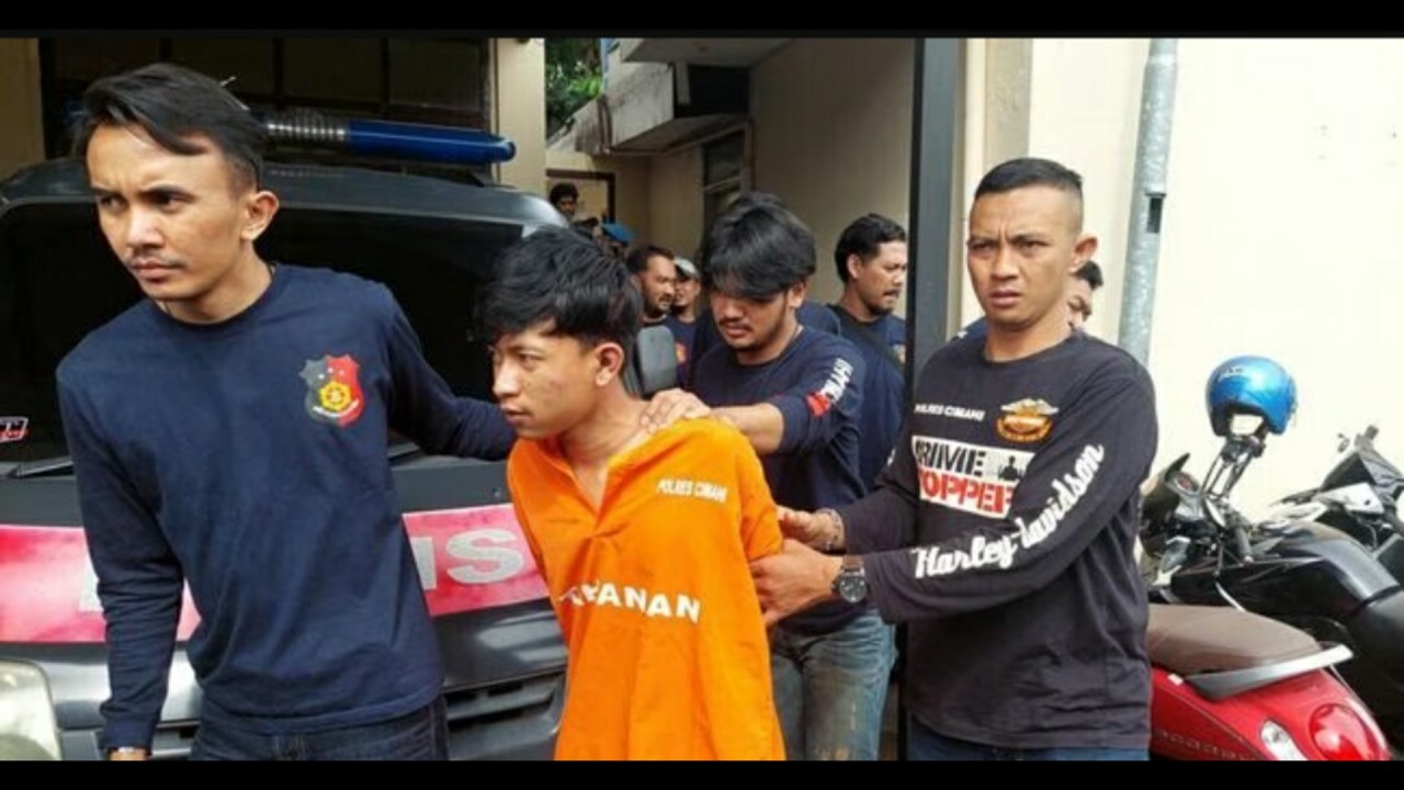 Pelaku saat digelandang polisi. (Detikcom)