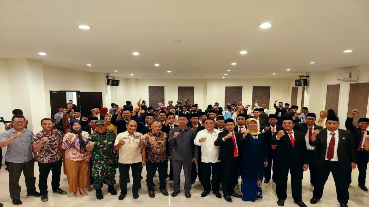 Pelantikan 45 Pengawas Pemilihan Umum Kecamatan (Panwascam) Kota Makassar untuk pemilihan umun serentak 2024 di Makassar, Jumat (28/10/2022). ANTARA Foto/HO-Bawaslu Makassar