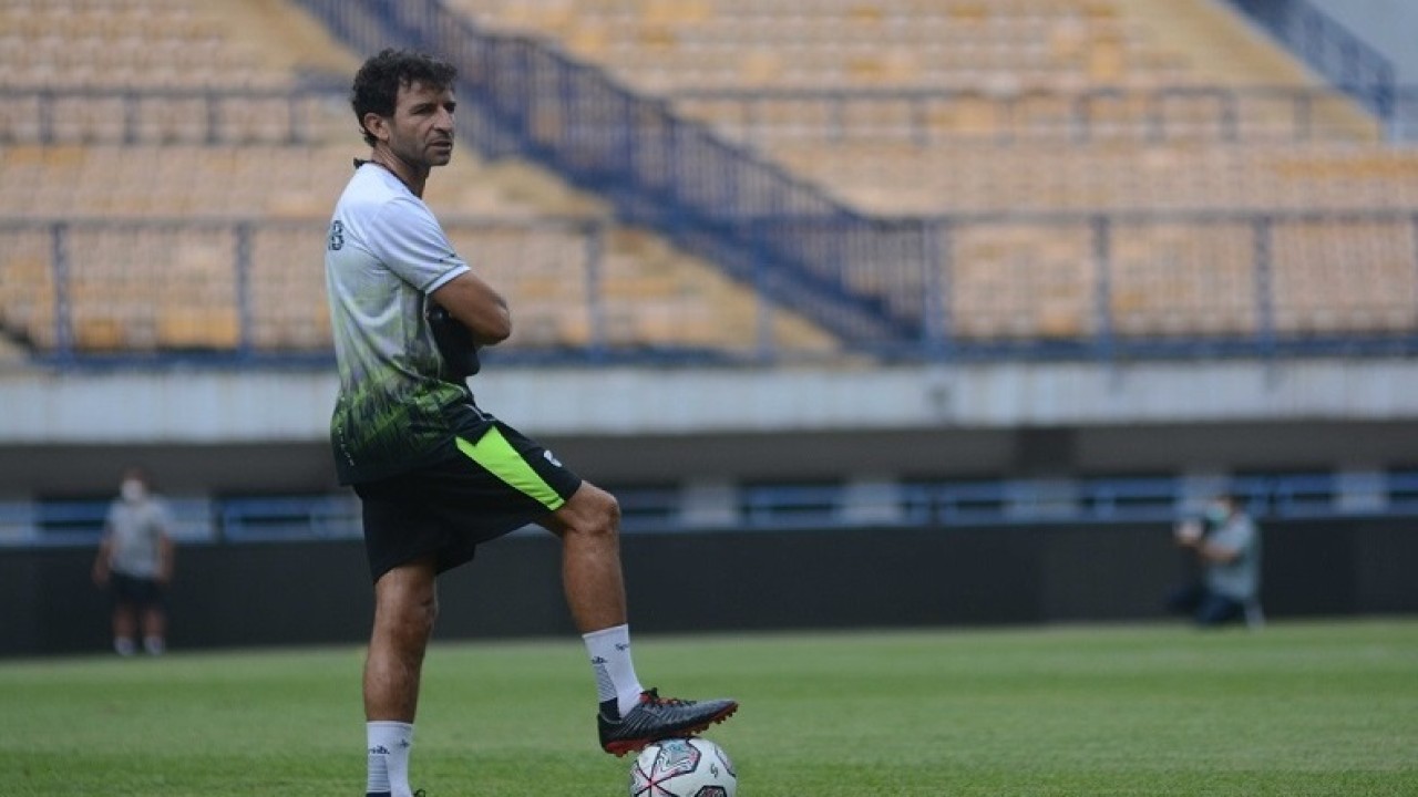 Pelatih Persib, Luis Milla