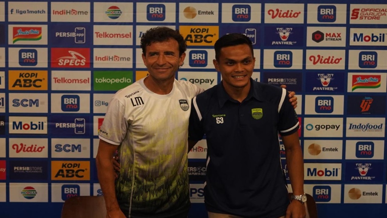 Pelatih Persib, Luis Milla bersama Rachmat Irianto