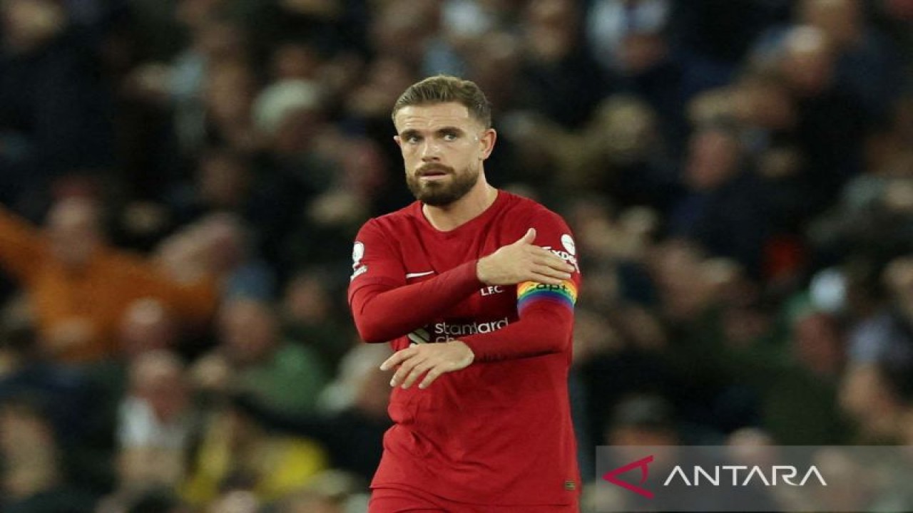 Ekspresi pemain Liverpool Jordan Henderson usai dikalahkan Leeds United pada laga Liga Inggris di Anfield, Liverpool, Inggris (29/10/2022). Bermain di kandang, Liverpool keok 1-2 lawan Leeds United. ANTARA FOTO/REUTERS/Phil Noble/aww.