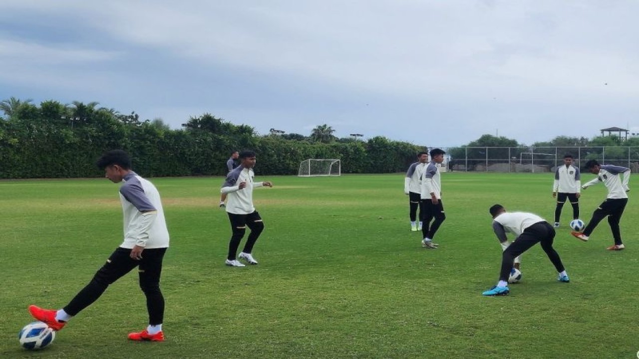 Pemain tim nasional U-20 Indonesia berlatih di Turki pada Minggu (16/10/2022). (ANTARA/Michael Siahaan)