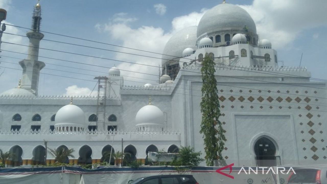 Masjid Sheikh Al Zayed di Kota Solo, Jawa Tengah. (ANTARA/Aris Wasita)