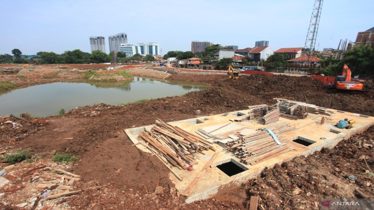 Suasana pembangunan waduk Lebak Bulus, di Jakarta, Kamis (13/10/2022). ANTARA FOTO/Reno Esnir/hp.