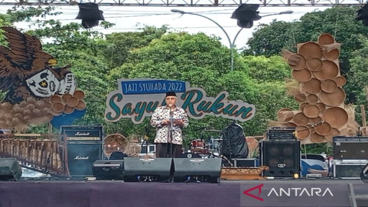 Anggota Dewan Pengarah Badan Pembinaan Ideologi Pancasila RI (BPIP) Prof. Amin Abdullah saat memberikan orasi kebangsaan saat pembukaan Konser Jazz Syuhada 2022 di Kotabaru, Kota Yogyakarta, Sabtu (29-10-2022). ANTARA/Luqman Hakim