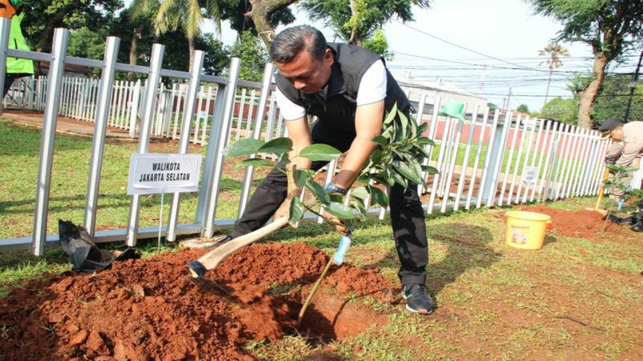 Wali Kota Jakarta Selatan Munjirin menanam pohon di kawasan Jagakarsa, Jakarta, Minggu (23/10/2022). ANTARA/Sudin Kominfotik Jaksel