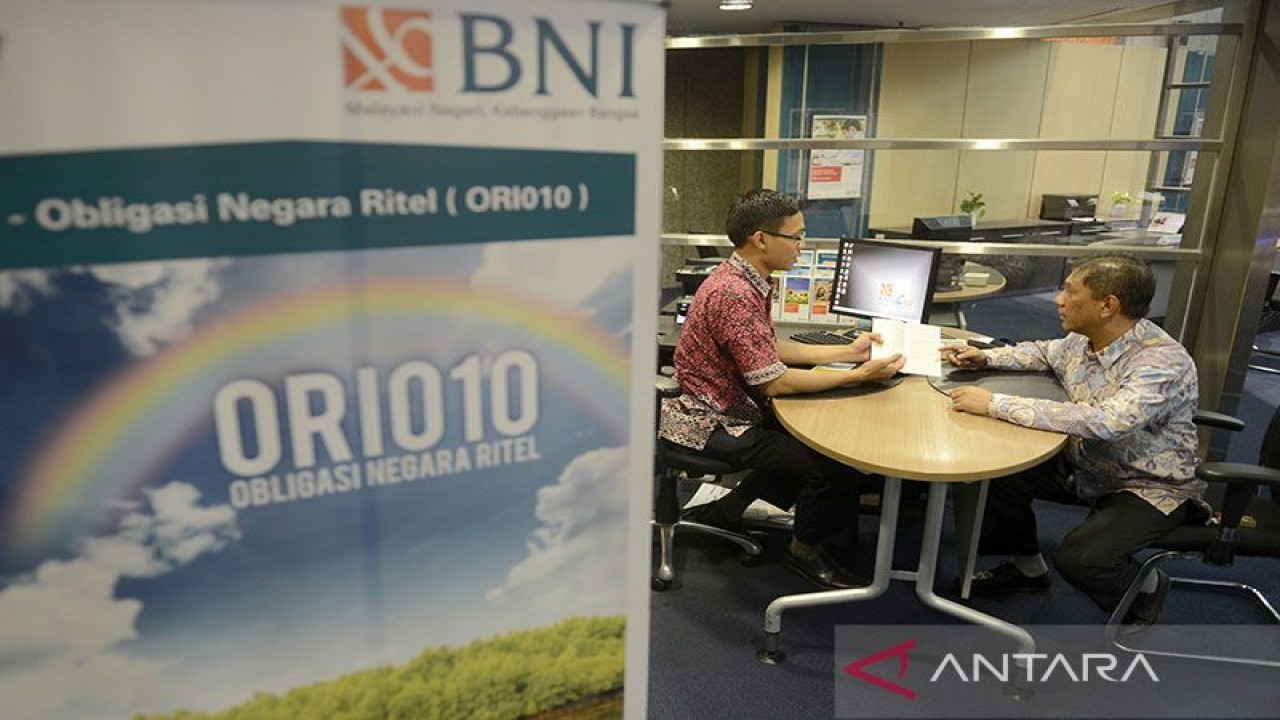 Ilustrasi - Petugas memberikan penjelasan kepada nasabah tentang Obligasi Ritel Indonesia (ORI) seri 010 di kantor pusat BNI, Jakarta.  (ANTARA FOTO/Prasetyo Utomo)