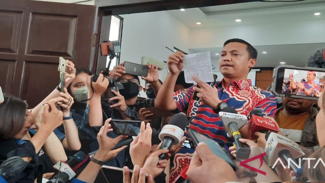 Ronny Talapessy, penasehat hukum Bharada Richard Eliezer memperlihatkan secarik kertas berisi surat permohonan maaf kliennya yang ditujukan kepada keluarga Brigadir J usai menjalani sidang perdana pembacaan dakwaan di Pengadilan Negeri Jakarta Selatan, Selasa (18/10/2022). (ANTARA/Laily Rahmawaty)