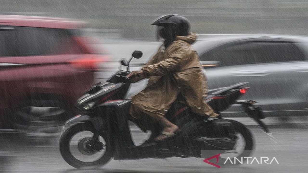 Badan Meteorologi, Klimatologi dan Geofisika (BMKG) mengungkapkan potensi curah hujan meningkat dan cuaca ekstrem sepanjang 17-23 Februari 2022 di sejumlah wilayah Indonesia. ANTARA FOTO/ Fakhri Hermansyah/aww/pri. (ANTARA FOTO/Fakhri Hermansyah)