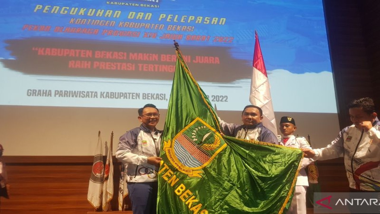 Penjabat Bupati Bekasi Dani Ramdan (kiri) menyerahkan bendera pataka kepada Chief De Mission Kontingen Kabupaten Bekasi Ricky Setiawan Anas (tengah) dan Ketua Kontingen Dedy Supriyadi (kanan) saat pelepasan atlet menuju Porprov XIV Jabar 2022 di Gedung Graha Teater Pariwisata, Komplek Stadion Wibawa Mukti Cikarang beberapa waktu lalu. ANTARA/Pradita Kurniawan Syah