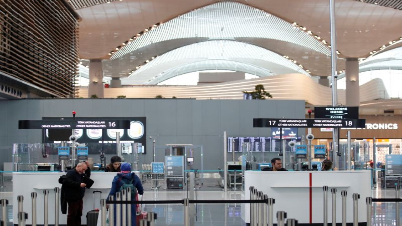 Ilustrasi - Penumpang menunggu pemeriksaan paspor di Bandara Istanbul yang baru di Istanbul, Turki, Sabtu (6/4/2019). ANTARA FOTO/REUTERS/Umit Bektas/djo