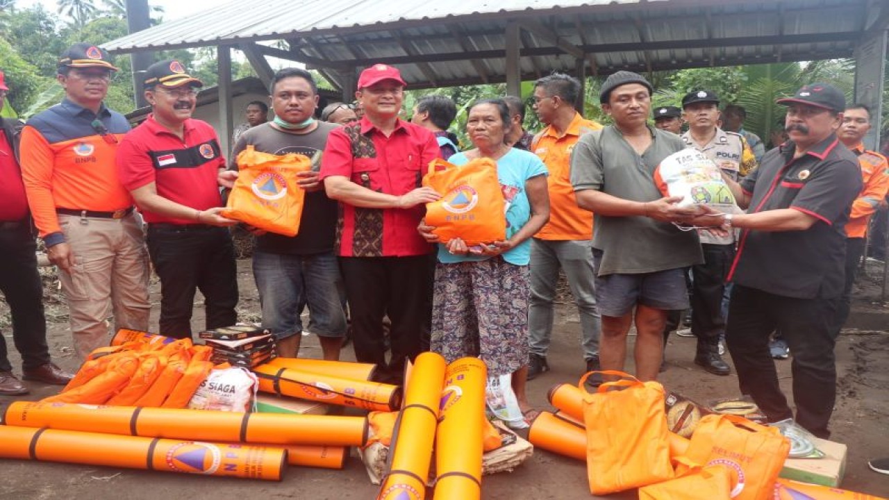 Bupati Karangasem I Gede Dana ketika memberi bantuan kepada korban bencana banjir bandang di Karangasem, Selasa (18/11/2022). ANTARA/HO-Pemkab Karangasem