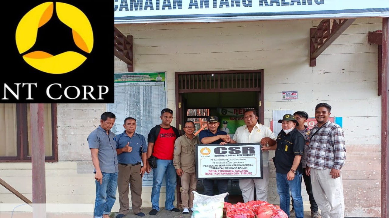 PT Bangkitgiat Usaha Mandiri (BUM) dan PT Bintang Sakti Lenggana memberikan bantuan ratusan paket sembako sebagai bentuk tanggung jawab sosial perusahaan (Corporate social responsibility/CSR) kepada masyarakat korban banjir di Desa Tumbang Kalang, Antang Kalang, Kabupaten Kotawaringin Timur, Kalimantan Tengah (Kalteng).