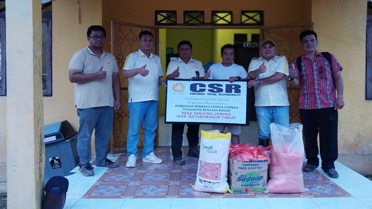 PT Bangkitgiat Usaha Mandiri (BUM) dan PT Bintang Sakti Lenggana menyalurkan bantuan paket sembako sebagai bentuk tanggung jawab sosial perusahaan (Corporate social responsibility/CSR) kepada masyarakat korban banjir di Desa Tanjung Jorong, Tualan Hulu, Kabupaten Kotawaringin Timur, Kalimantan Tengah (Kalteng).  