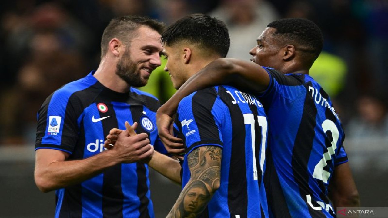 Penyerang Inter Milan Joaquin Correa (tengah) dan rekan setimnya melakukan selebrasi usai mencetak gol dalam pertandingan Liga Italia lawan Sampdoria di Guisepe Meazza pada 30 Oktober 2022. ANTARA/AFP/MIGUEL MEDINA