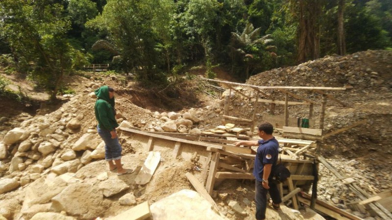 Lokasi pengolahan kayu dan penambangan emas ilegal di kawasan Cagar Alam Panua, Gorontalo (ANTARA/HO-KLHK)