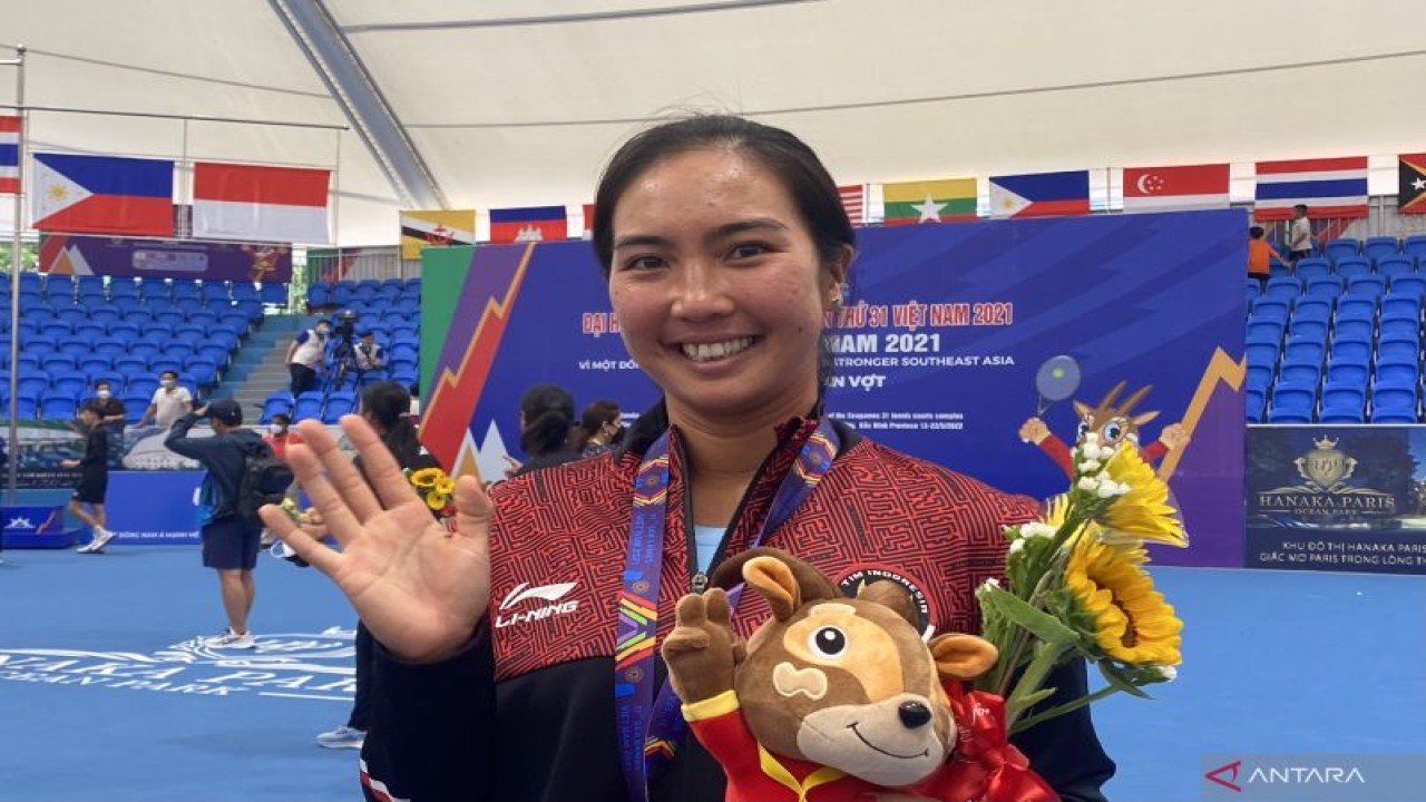 Arsip - Petenis putri Aldila Sutjiadi memamerkan maskot dan bunga usai upacara pengalungan medali untuk nomor beregu putri SEA Games ke-31 di lapangan tenis Hanaka Paris Ocean Park Bac Ninh, Vietnam, Minggu (15/5/2022). Tim tenis putri Indonesia harus puas dengan perunggu setelah kalah dari tuan rumah pada babak semifinal. (ANTARA/Arindra Meodia)