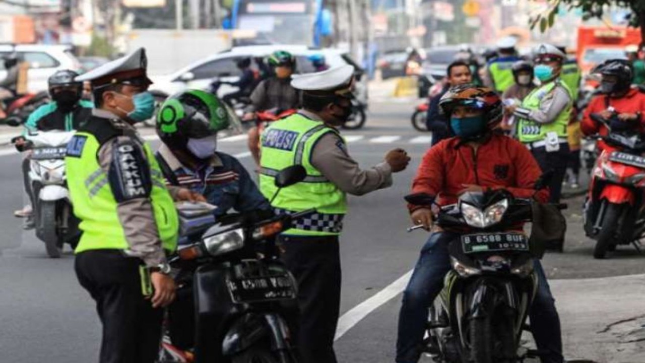 Petugas kepolisian memeriksa kelengkapan kendaraan/ist