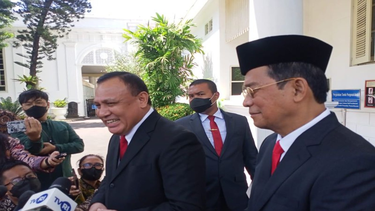 Ketua KPK Firli Bahuri dan Wakil Ketua KPK Johanis Tanak memberikan keterangan pers di kompleks Istana Kepresidenan Jakarta, Jumat (28/10/2022). (ANTARA/Rangga Pandu Asmara Jingga)