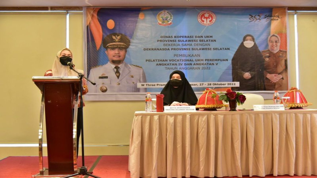 Plt Dinas Koperasi dan Usaha Kecil dan Menengah (UKM) Pemprov Sulsel Sukarniaty Kondolele memberikan sambutan pada pelatihan vocational di Makassar.ANTARA/HO-Dinas Koperasi dan UKM Sulsel.