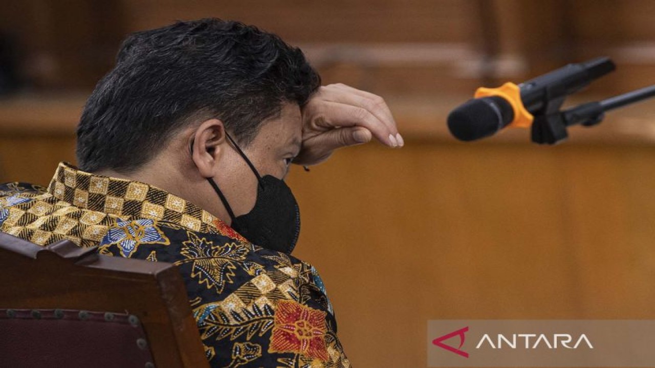 Terdakwa kasus pembunuhan berencana terhadap Brigadir Nopriansyah Yosua Hutabarat serta obstruction of justice atau menghalangi proses hukum, Ferdy Sambo mengusap dahinya saat menunggu dimulainya sidang lanjutan di Pengadilan Negeri Jakarta Selatan, Jakarta, Senin (17/10/2022). (ANTARA FOTO/Sigid Kurniawan/aww.)