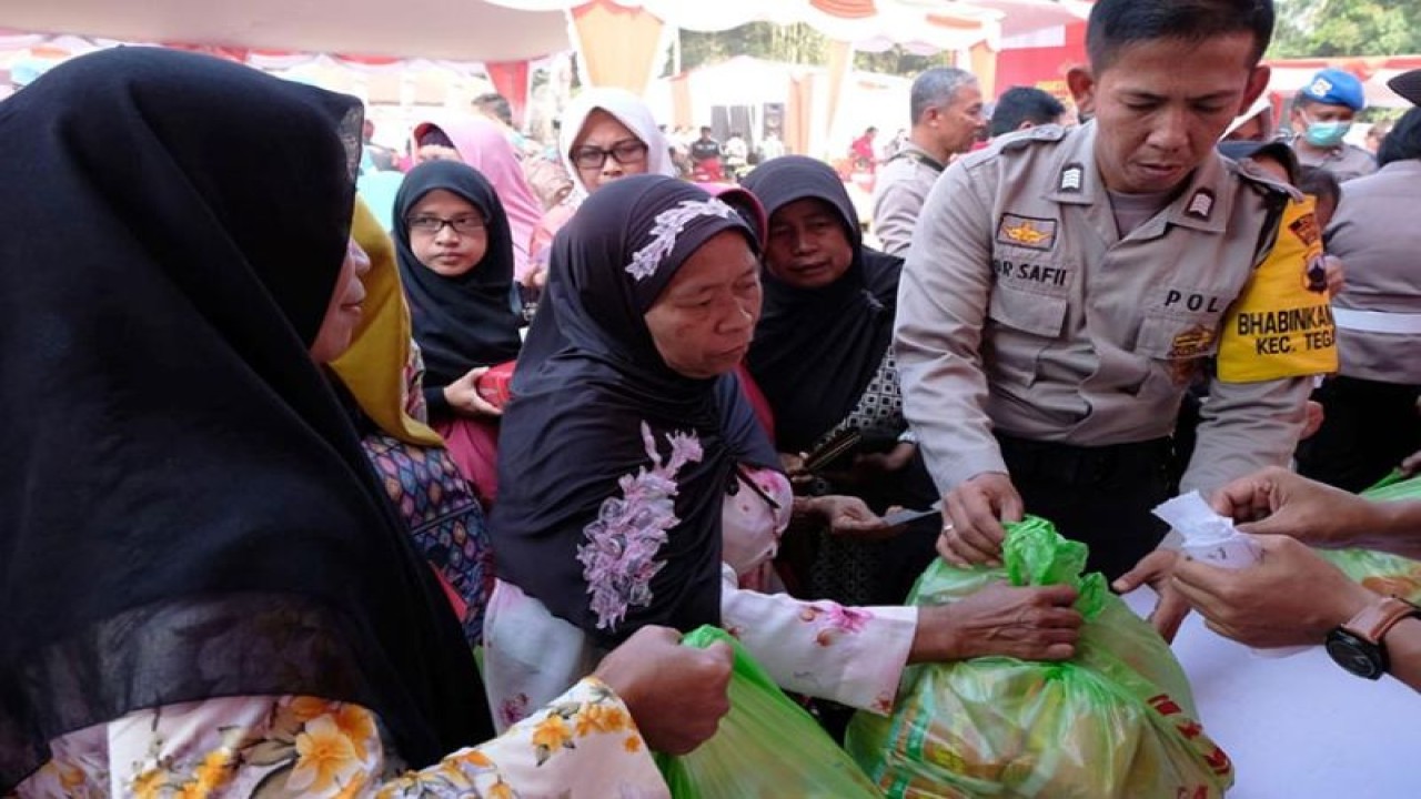 Polisi membagikan sembako kepada warga saat bakti sosial memperingati HUT Ke-73 Bhayangkara di Lapangan Tegalrejo, Kabupaten Magelang, Jawa Tengah, Kamis (4/7/2019). (ANTARA/Anis Efizudin)